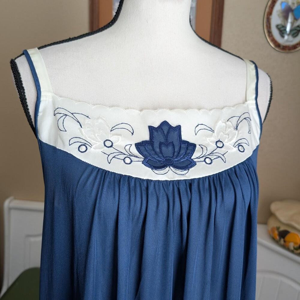 1990s Ashley Ames Floral Embroidered Night Gown - Picture 2 of 4